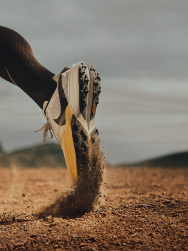Близък план на маратонка Nike за планинско бяг