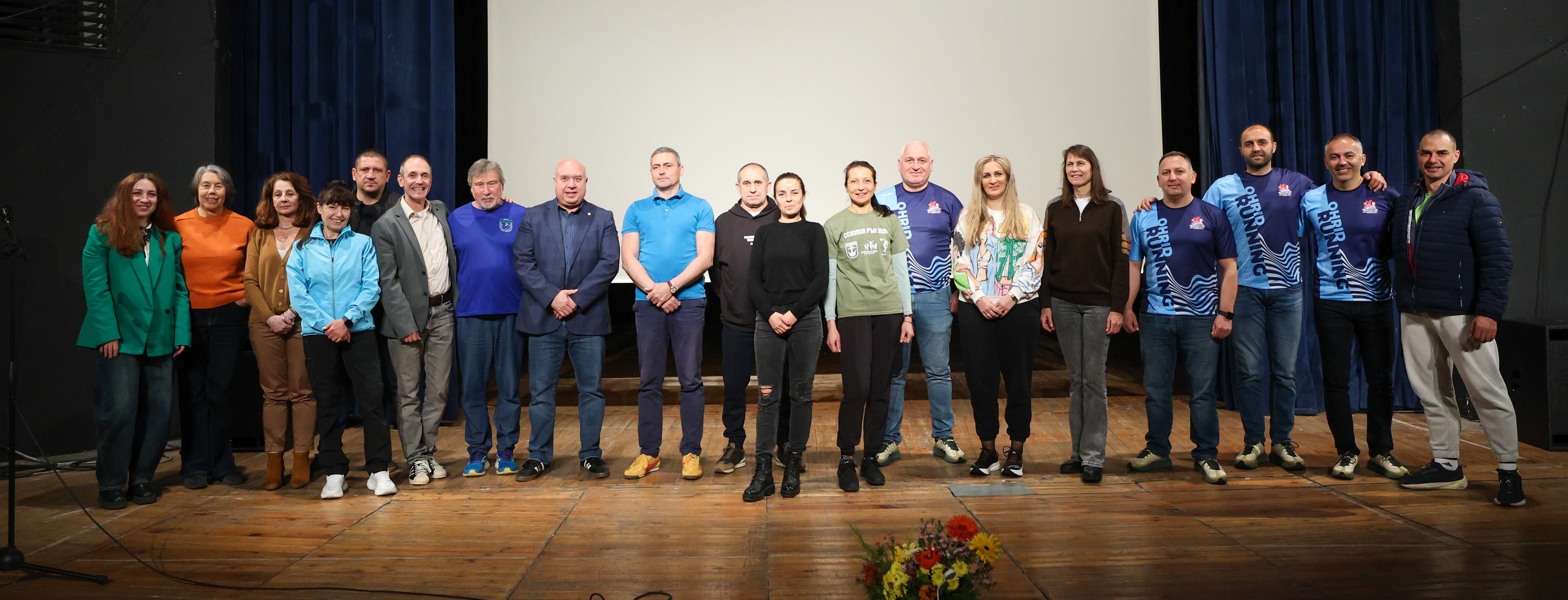 Групова снимка на организатори и участници в спортно събитие RUN BULGARIA на сцена