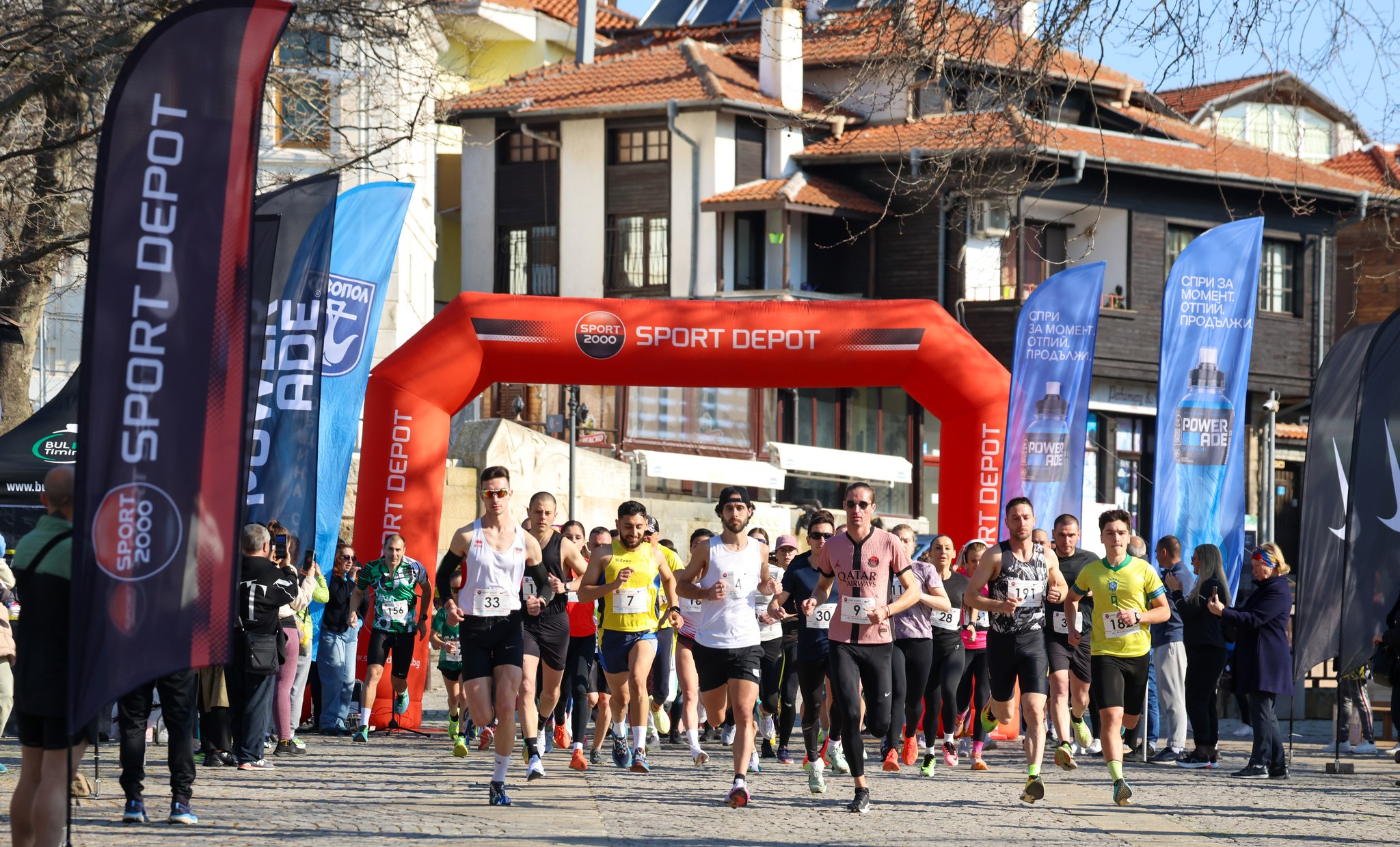 Бегачи стартират състезанието RUN BULGARIA под арка на SPORT DEPOT