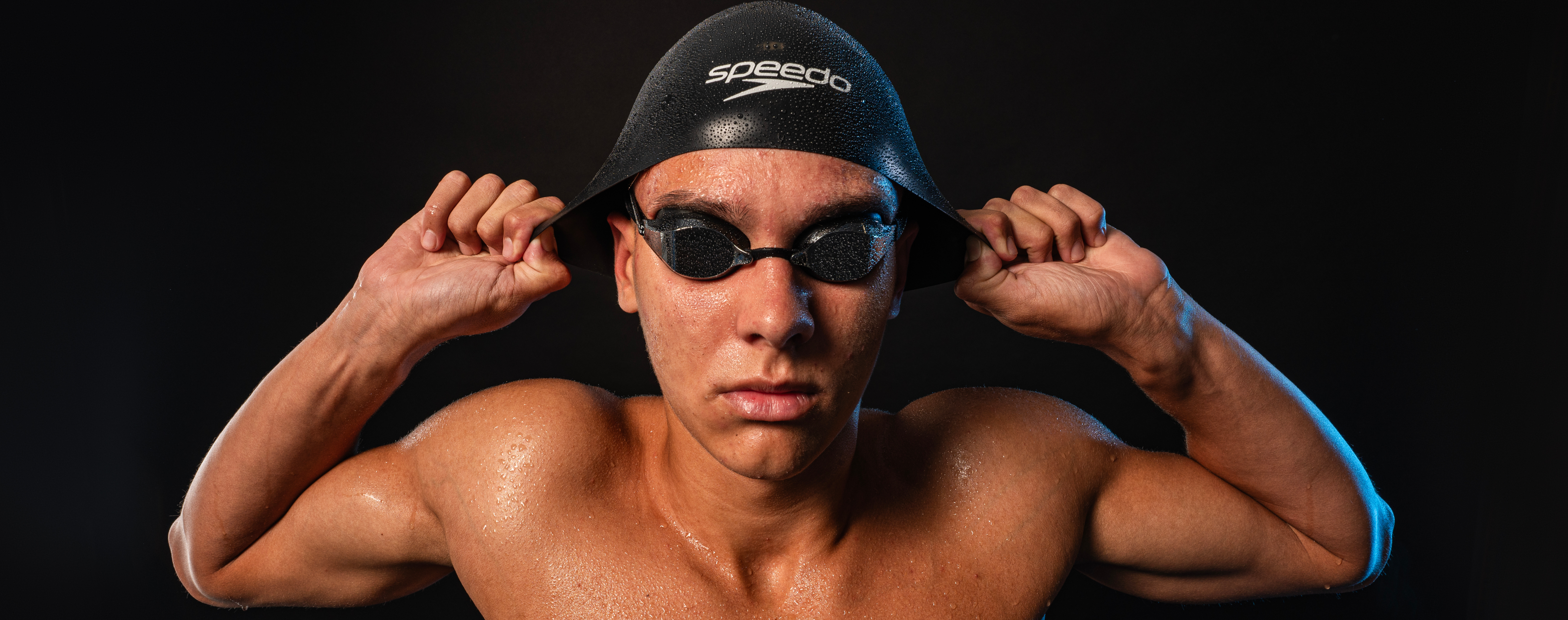 Мъж представя плувни очила на марката SPEEDO Fastskin Elite