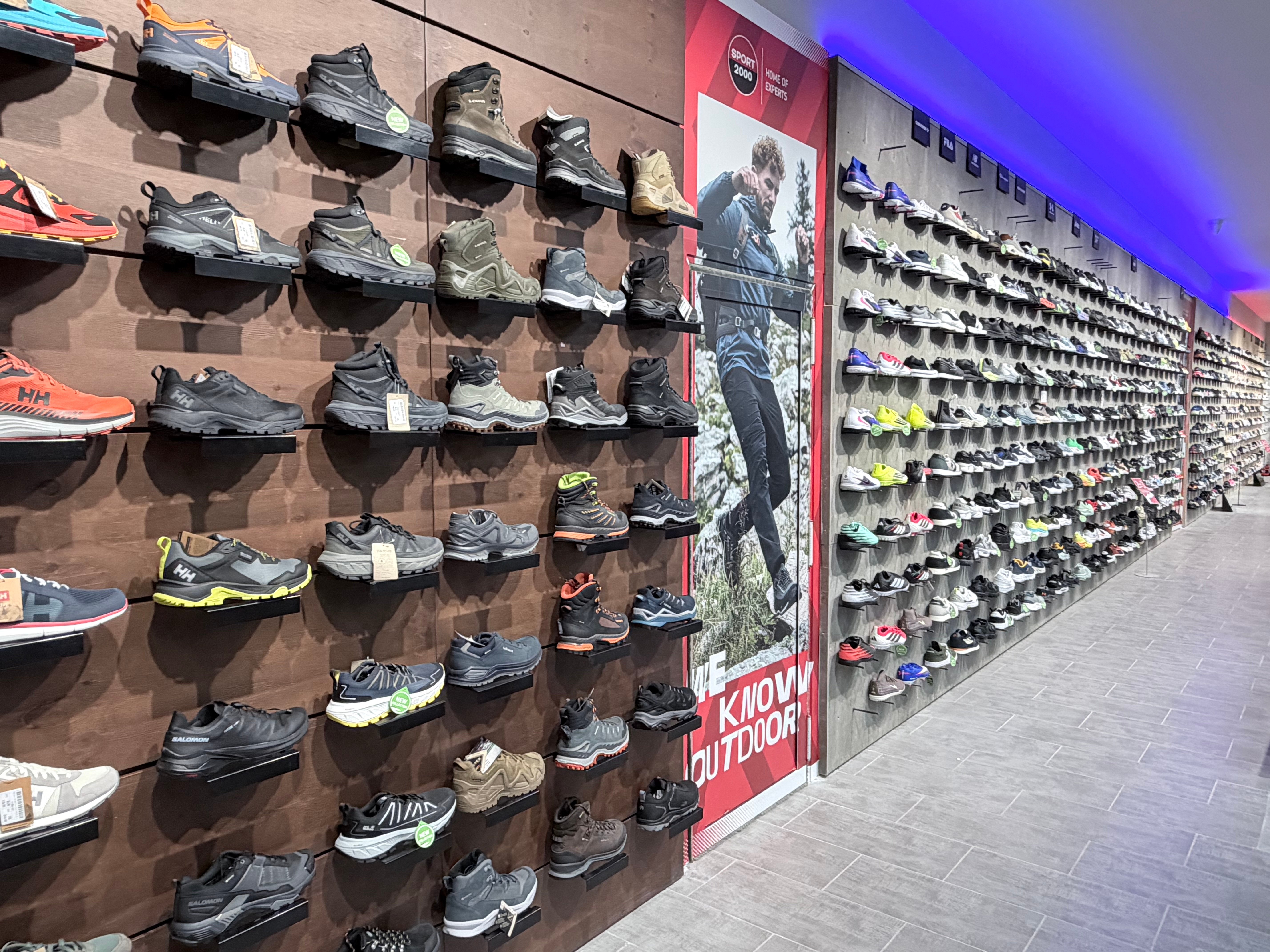 Стена с туристически обувки 