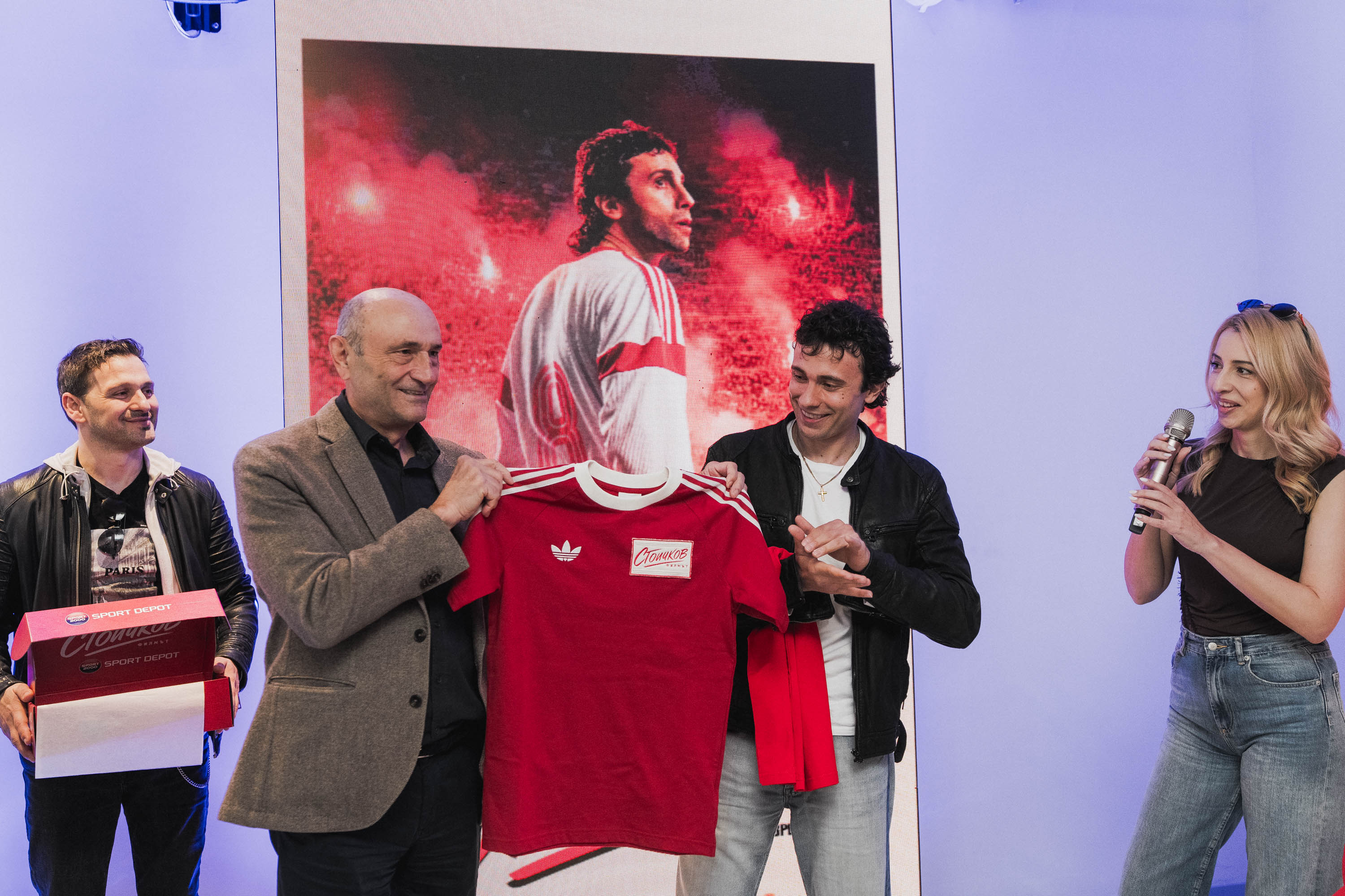 Красимир Цонов от SPORT DEPOT  и актьорът Кристо Стоичков представя ретро футболна фланелка adidas от специалната колекция &bdquo;Стоичков&ldquo; по време на събитието