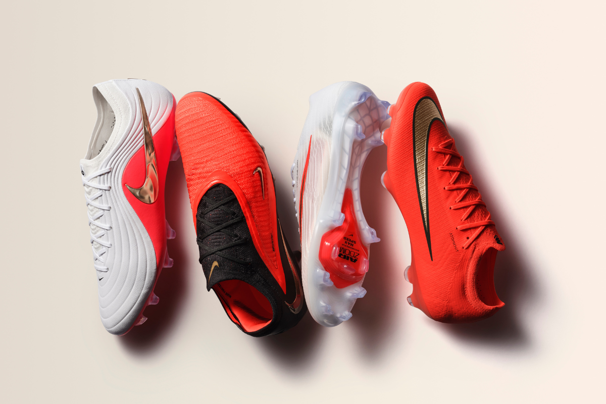 Обща снимка на четири модела футболни бутонки Nike, включваща Tiempo Legend (сиво/червено), Phantom (червено/черно) и два варианта на Mercurial (прозрачен Air Zoom и изцяло червен).