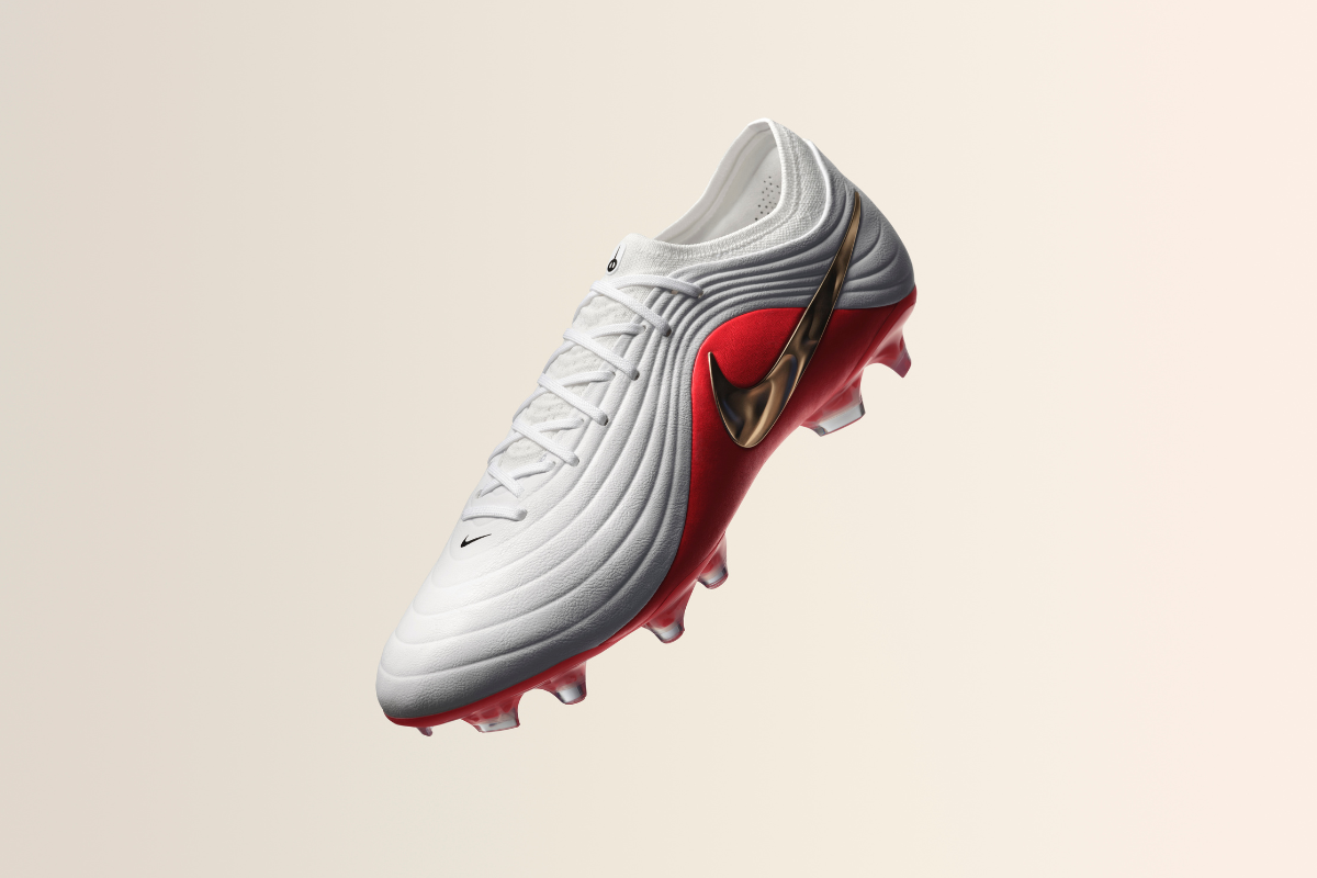 Страничен изглед под ъгъл на мъжка футболна обувка Nike Tiempo Legend със светлосива релефна горна част, червена задна зона и златиста запетая Swoosh.
