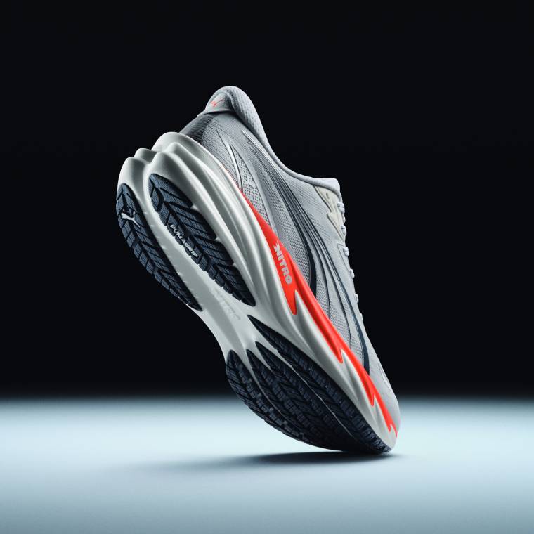 Подметка и страничен профил на маратонка за бягане Puma Velocity Nitro 5 с червено-оранжев детайл и Pumagrip грайфер.