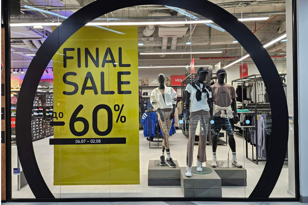 Витрина на обновения магазин SPORT DEPOT в Largo Mall Благоевград с манекени в спортни екипи и плакат за намаление до -60%.