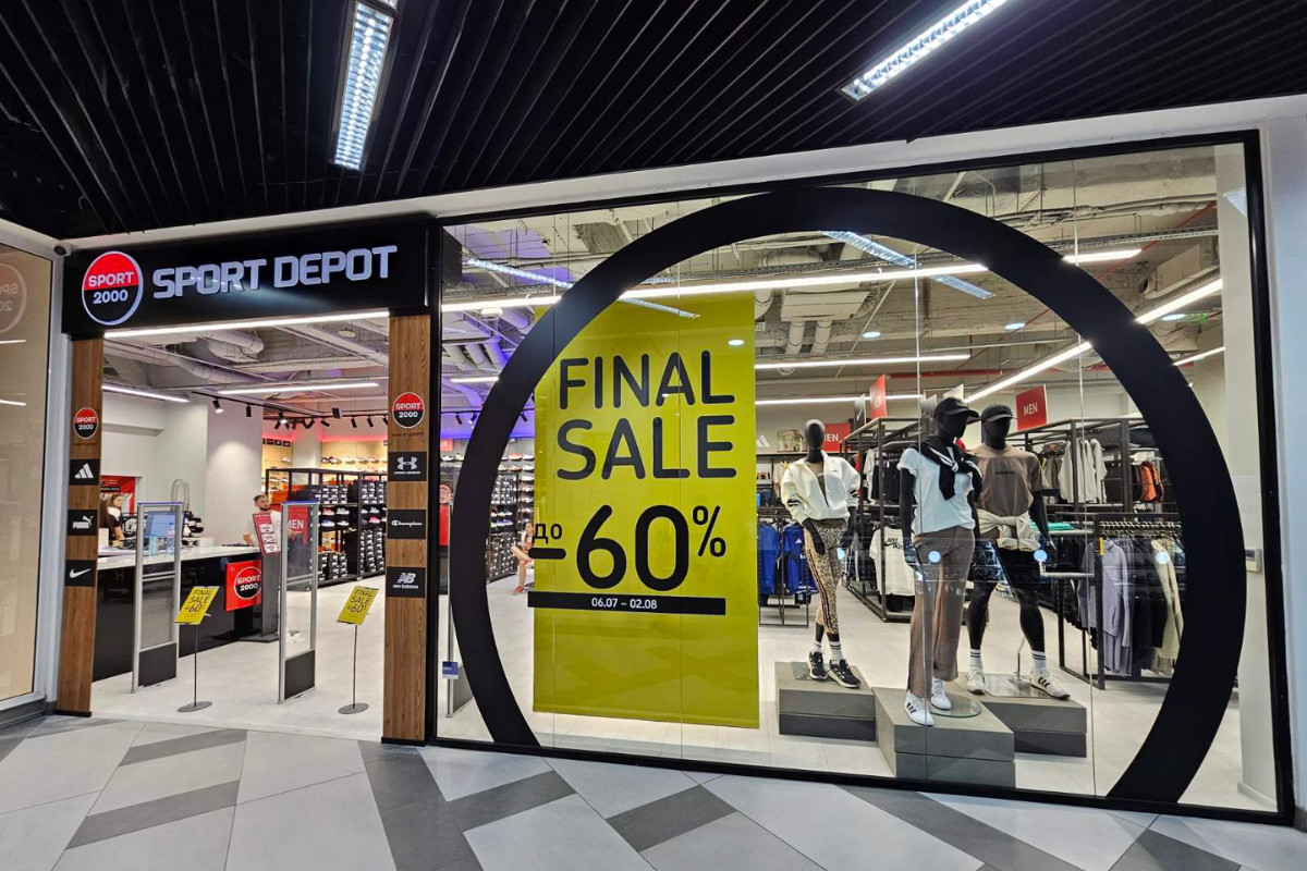 Модерната фасада на обновения магазин на SPORT DEPOT в Largo Mall Благоевград с витрина и плакат за намаление.