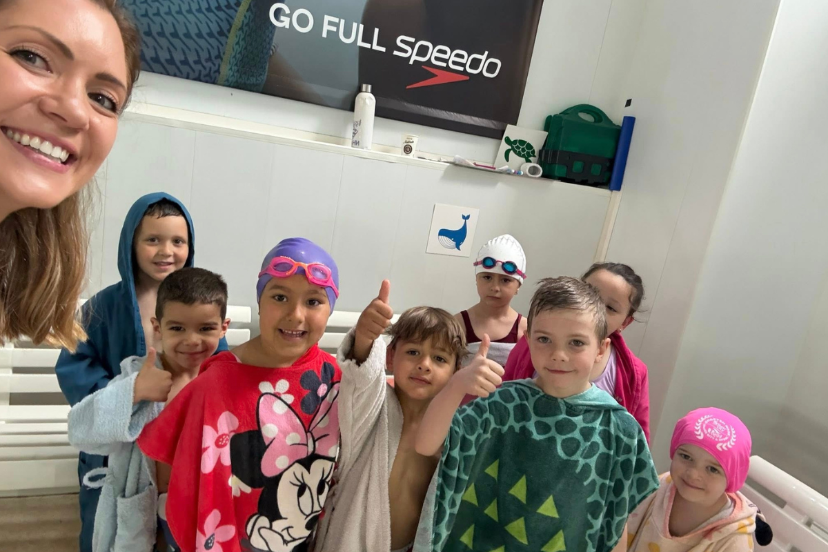 Усмихнати деца и техният треньор по време на плувния празник на D Pool Swimming & Wellness, организиран със съдействието на SPORT DEPOT.