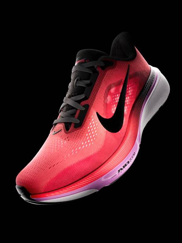 Продуктова снимка на мъжка обувка за бягане Nike Air Zoom Pegasus 42. Моделът е в коралово червен цвят с черни детайли, сиви връзки и лилава междинна подметка. Обувката е разположена под ъгъл на черен фон.