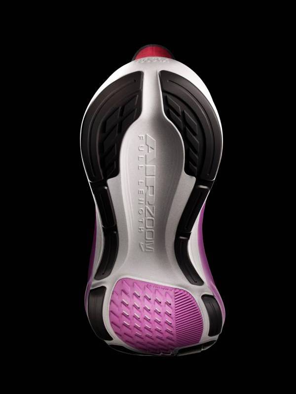 Подметката на обувка Nike Pegasus 42 с видима технология Air Zoom по цялата дължина. Дизайнът включва сребриста средна част с релефен надпис, черни гумени зони за сцепление в задната част и контрастираща в розово зона при пръстите.