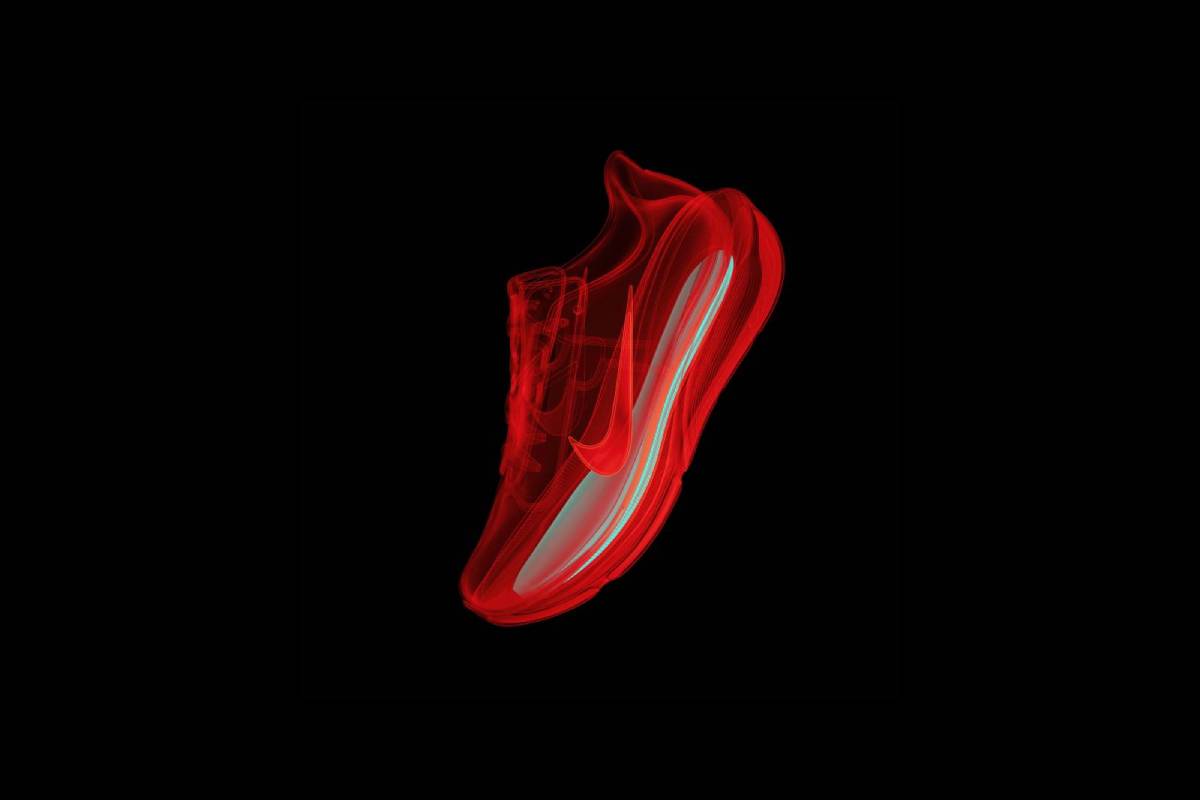 3D визуализация на маратонка Nike Air Zoom Pegasus 42 на черен фон. Силуетът на обувката е в полупрозрачен червен цвят, подчертаващ вътрешната технология на междинната подметка със светлосиня Air Zoom въздушна възглавница по цялата дължина.