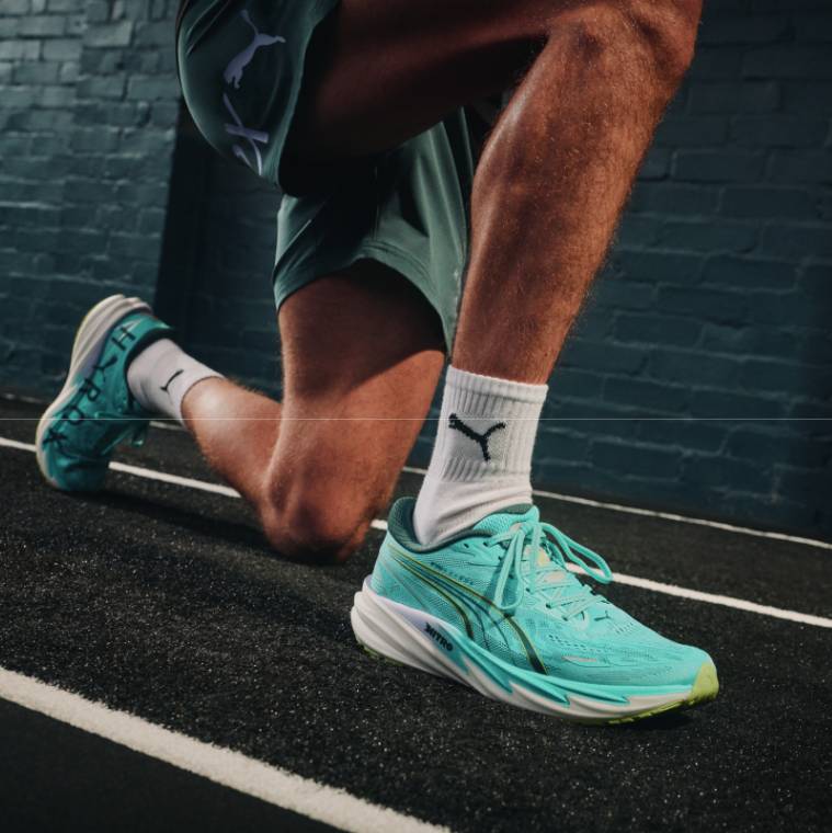 Мъж с екипировка Puma на HYROX състезание