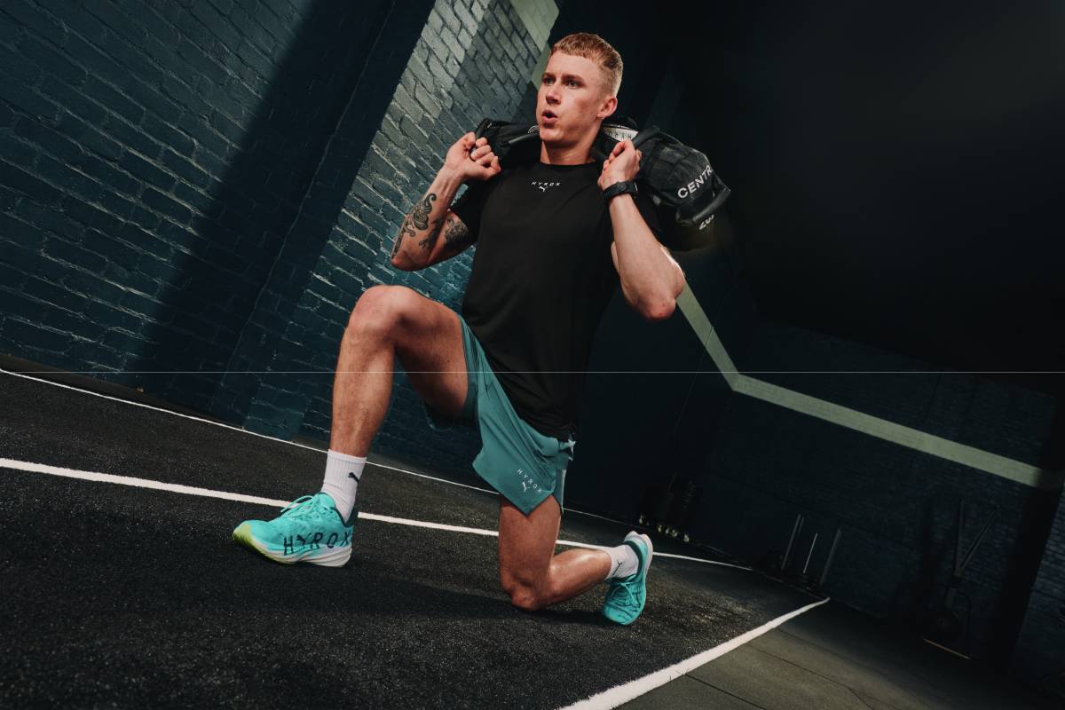 Мъж, трениращ за HYROX състезание с екипировка Puma