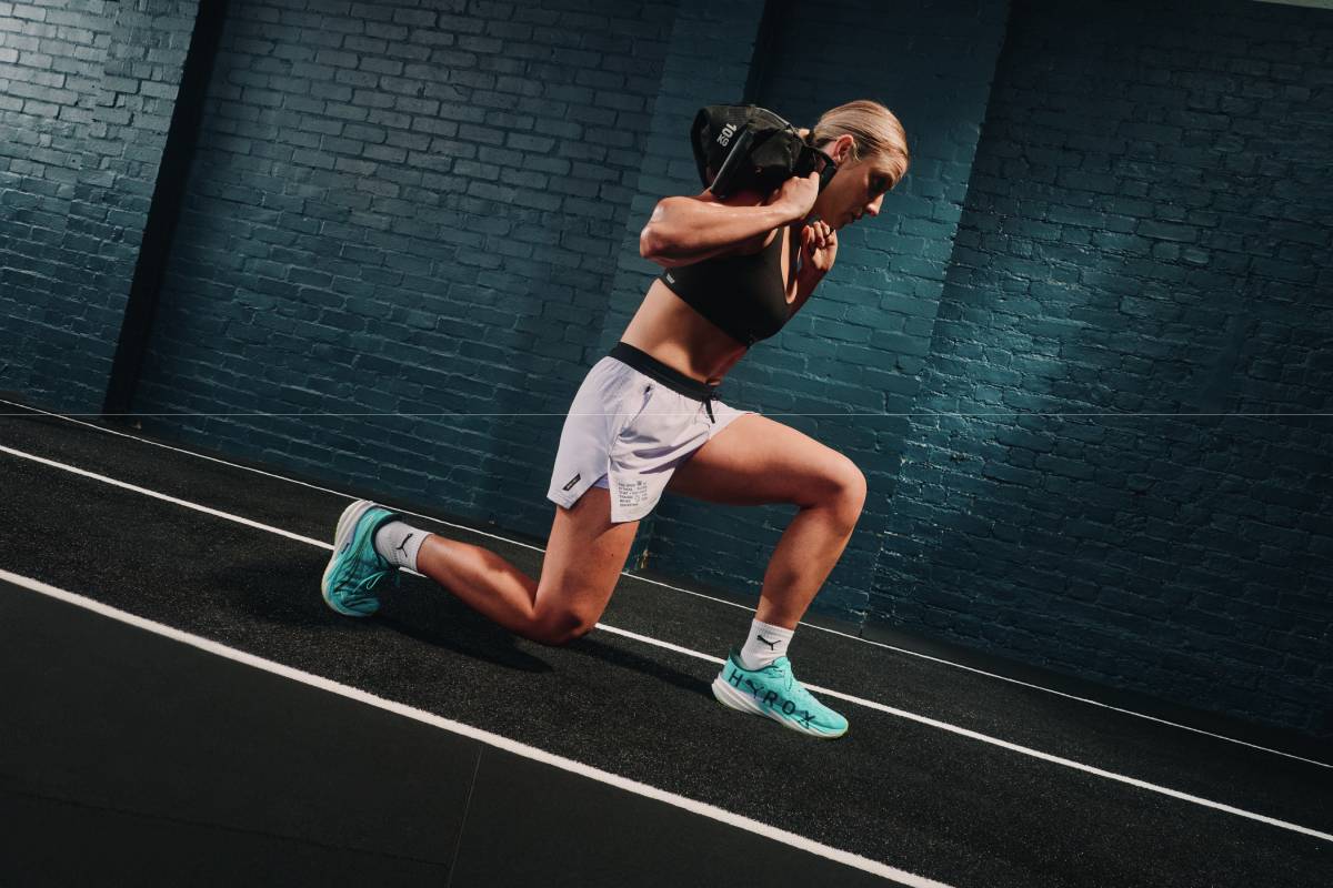 Жена, тренираща за HYROX състезание с екипировка Puma