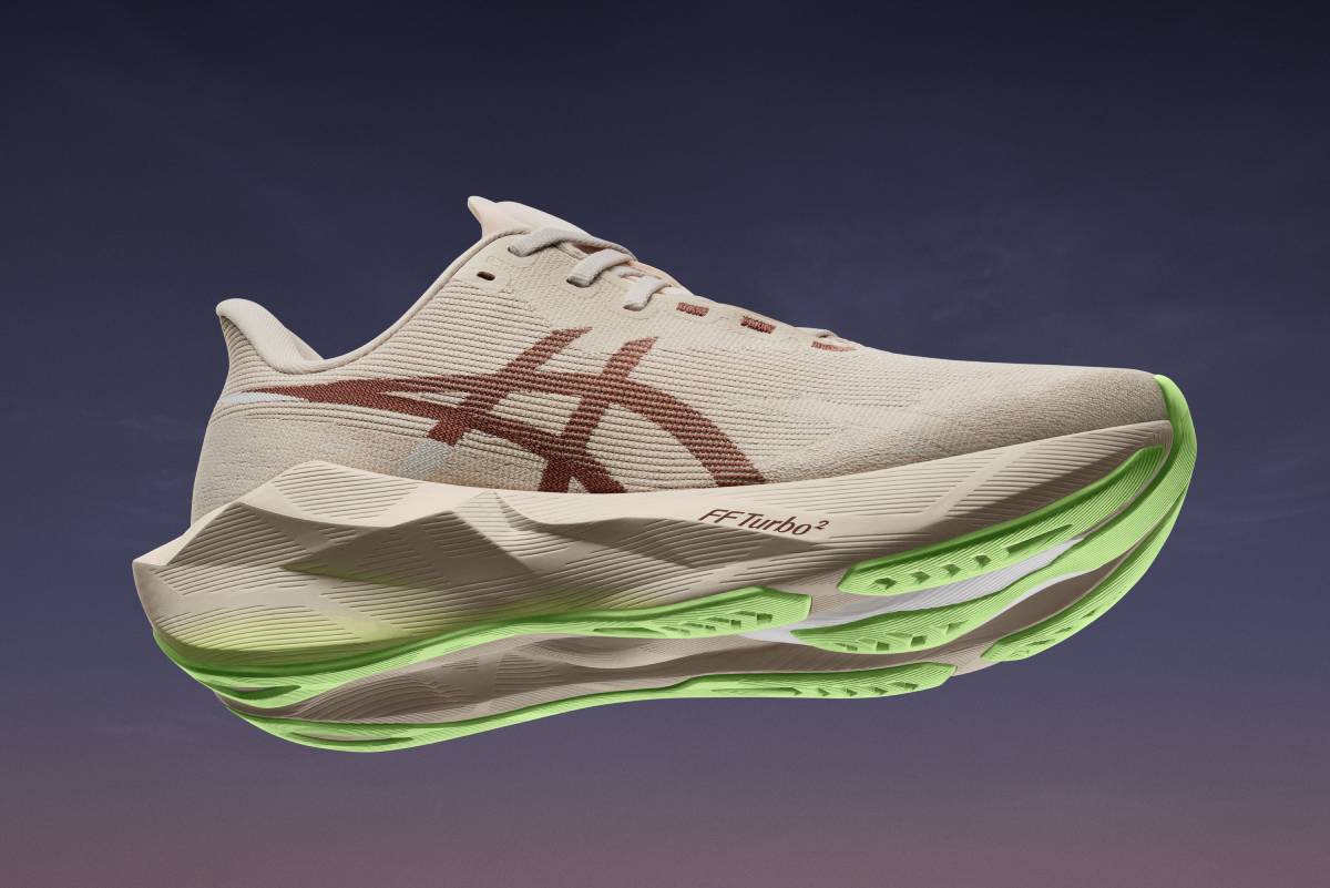 Профилен изглед на маратонки Asics Novablast 6 в бежов цвят с кафяво лого, дебела геометрична междинна подметка и яркозелен грайфер