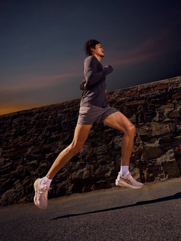 Мъж бяга с маратонки Asics Novablast 6