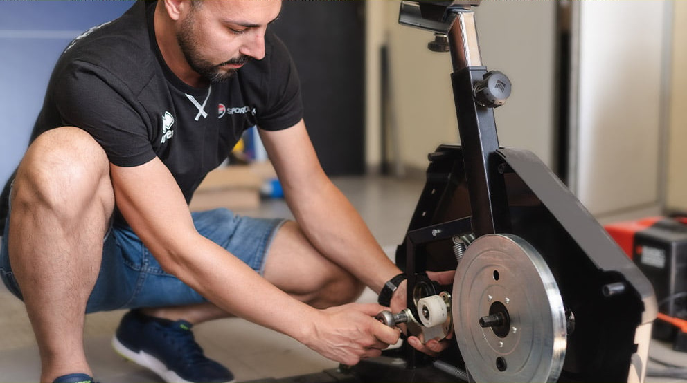 Техник на SPORT DEPOT ремонтира фитнес уред