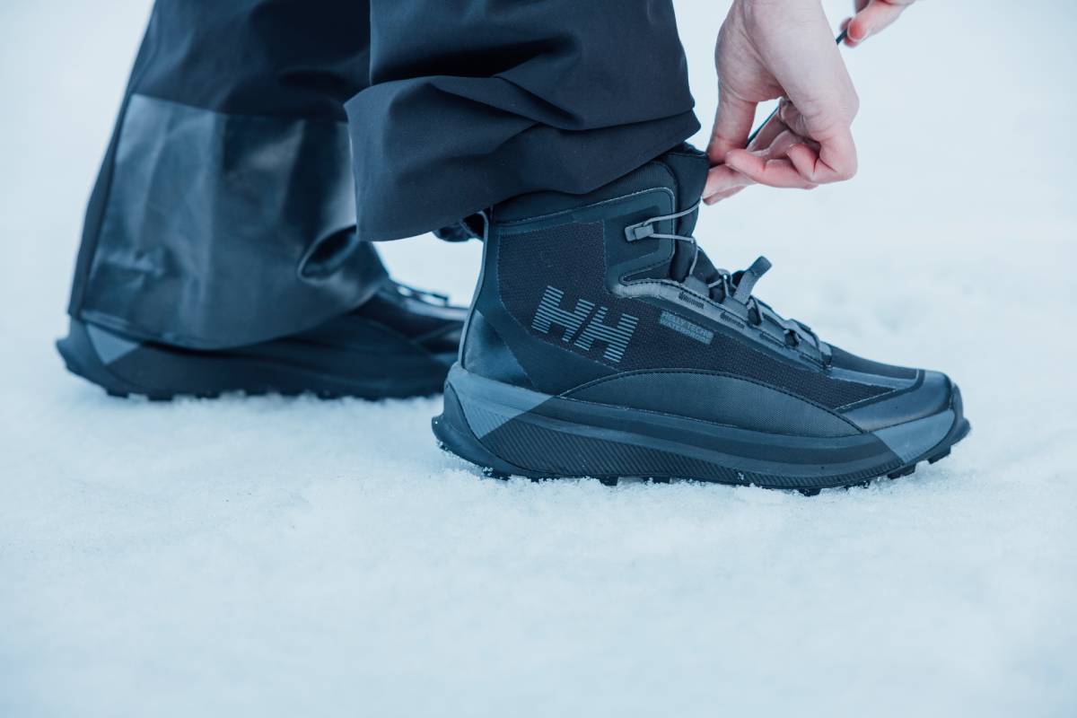 Водоустойчиви зимни обувки Helly Hansen с мембрана Helly Tech върху сняг