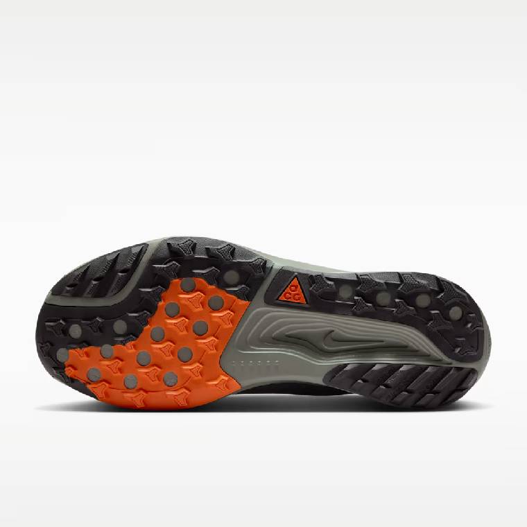 Подметка с грайфери на мъжки маратонки Nike Pegasus Trail Gore-Tex в черно, сиво и оранжево 