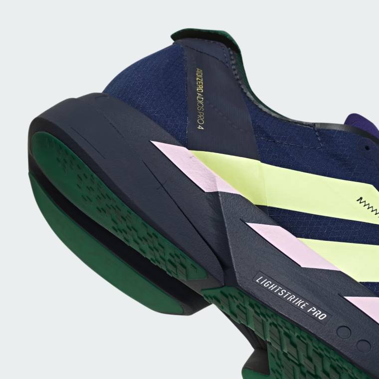 Маратонки Adidas Adizero Adios Pro 4 в тъмносиньо с жълто-розови ивици, близък план на петата