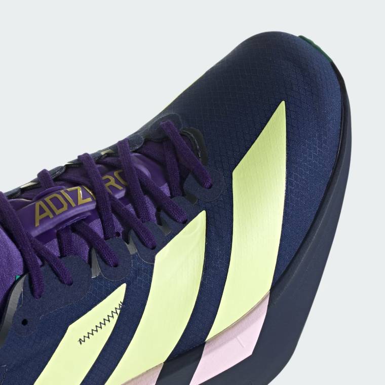 Маратонки Adidas Adizero Adios Pro 4 в тъмносиньо с жълто-розови ивици, близък план на предната част