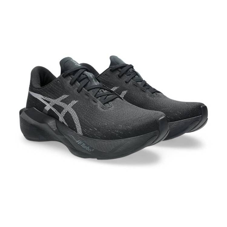 Снимка отстрани на маратонки Asics Novablast 6 в черен цвят. Обувките са с мрежеста горна част, сиво лого на Asics, надпис 