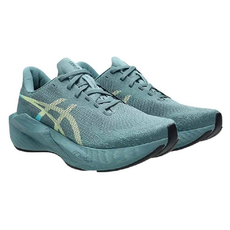 Снимка под ъгъл на маратонки Asics Novablast 6 в морско синьо, видяни отстрани.