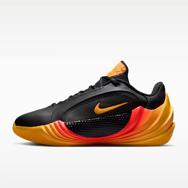 Черна баскетболна обувка Nike Giannis Freak 8 с оранжеви елементи и масивна оранжева подметка, изглед  отстрани.