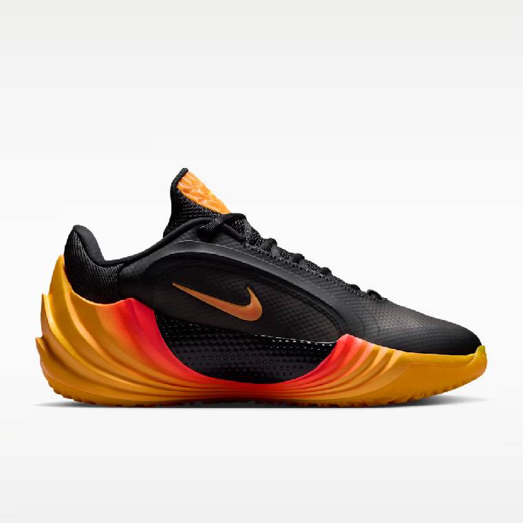 Черна баскетболна обувка Nike Giannis Freak 8 с оранжеви елементи и масивна оранжева подметка, изглед  отстрани.
