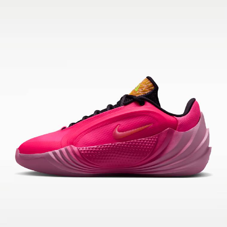 Ярко розова баскетболна обувка Nike Giannis Freak 8 с масивна подметка, изглед в профил отстрани.