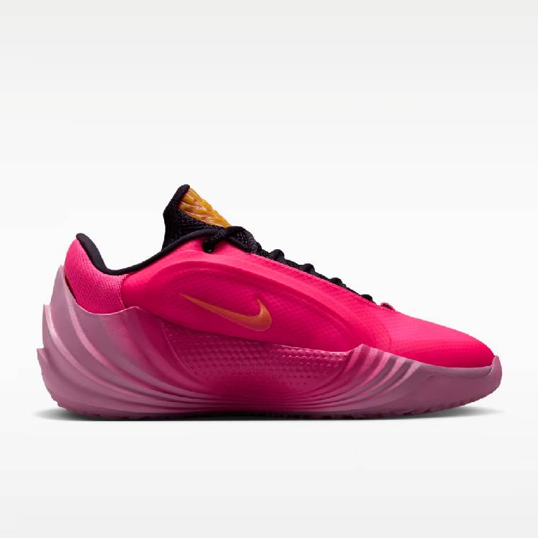 Ярко розова баскетболна обувка Nike Giannis Freak 8 с масивна подметка, изглед в профил отстрани.