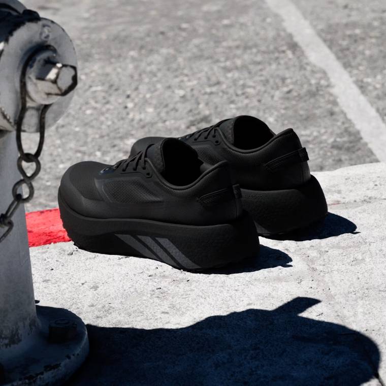 Мъжки маратонки за бягане Hyperboost ATR в изцяло черен цвят, поставени на градски тротоар, изглед отстрани