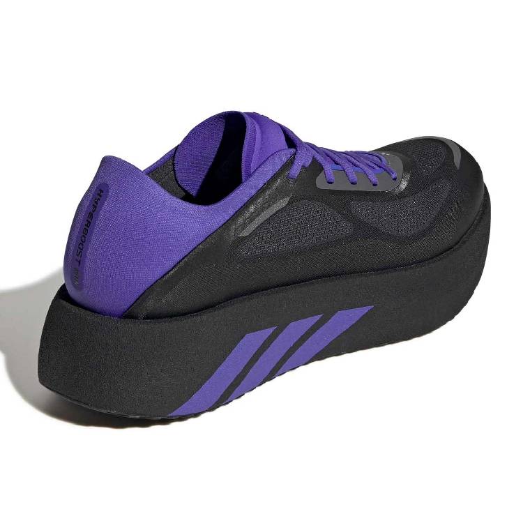 Черни маратонки за бягане adidas Hyperboost с лилави акценти. Маратонките са с с дебела подметка и връзки, страничен изглед.