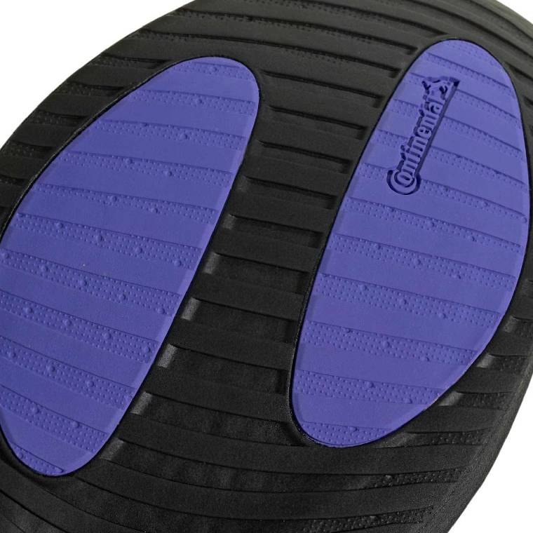 Черни маратонки за бягане adidas Hyperboost с лилави акценти. Маратонките са с с дебела подметка и връзки, изглед към подметката.