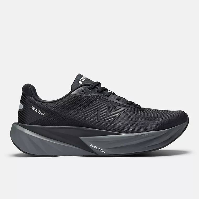 Мъжки маратонки за бягане New Balance FuelCell Rebel в черно с тъмносива междинна подметка и лого 