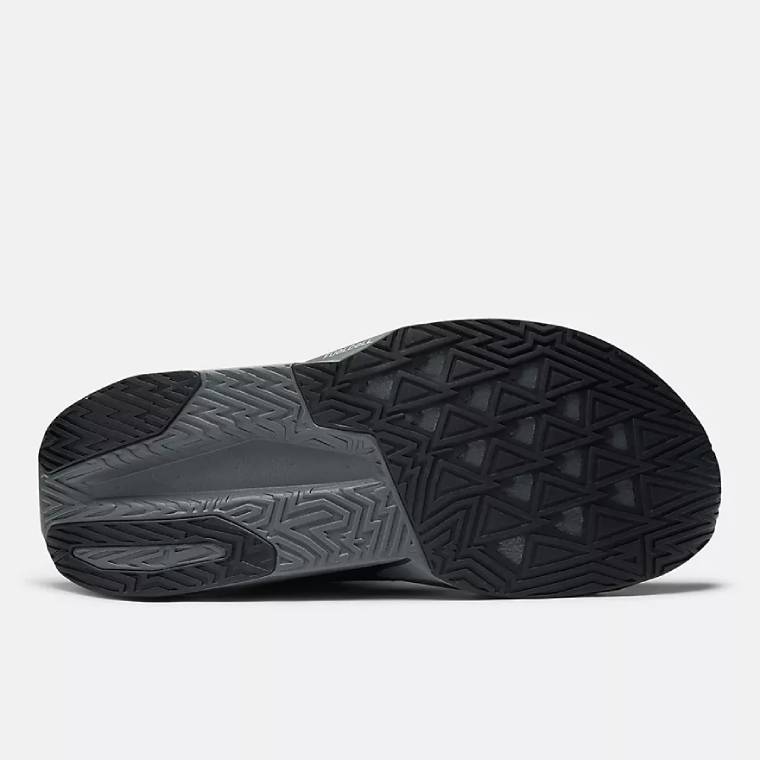 Тъмносива и черна гумена подметка на маратонки New Balance FuelCell Rebel. 