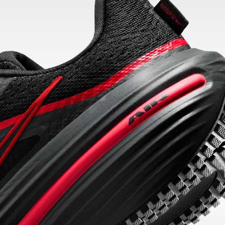 Мъжки маратонки Nike Air Winflo 12 в черно с червени акценти, изглед към междинната подметка