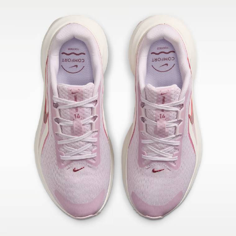 Дамски маратонки Nike Downshifter 14 в розово с тъмночервени и бели акценти, изглед отгоре към чифта