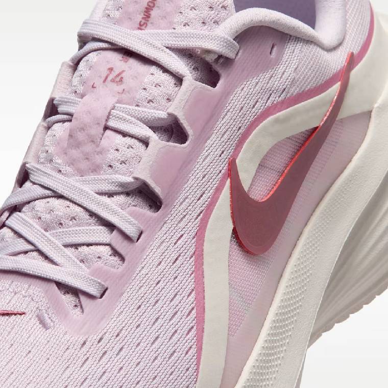 Дамски маратонки Nike Downshifter 14 в розово с тъмночервени и бели акценти, изглед към горната част