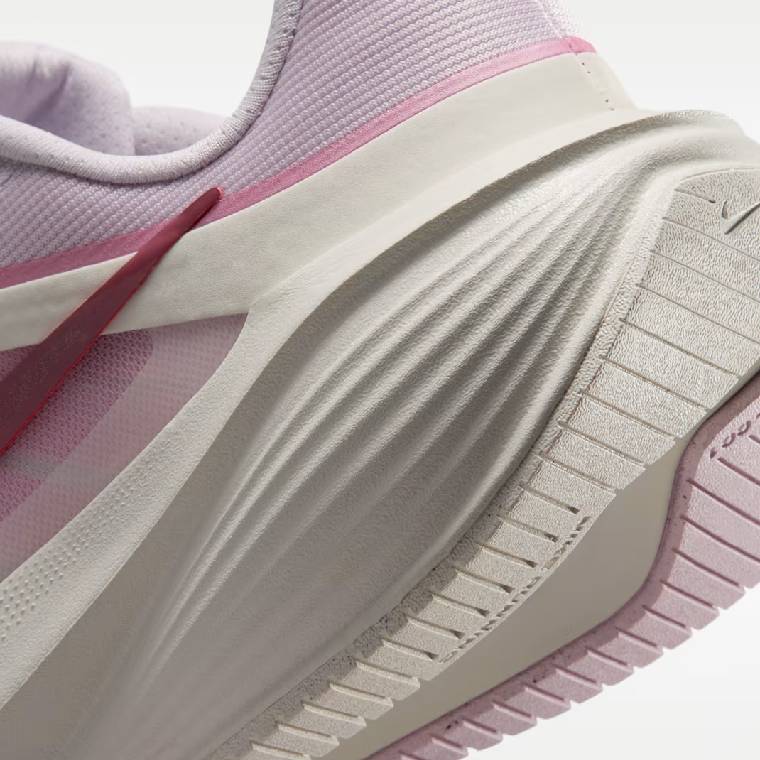 Дамски маратонки Nike Downshifter 14 в розово с тъмночервени и бели акценти, изглед към междинната подметка