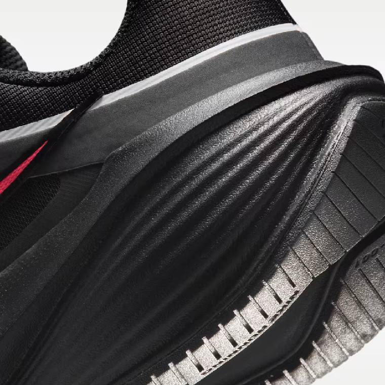 Мъжки маратонки Nike Downshifter 14 в черно с червени акценти, изглед към междинната подметка