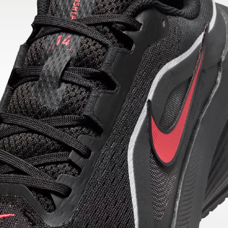 Мъжки маратонки Nike Downshifter 14 в черно с червени акценти, изглед към чифта отгоре
