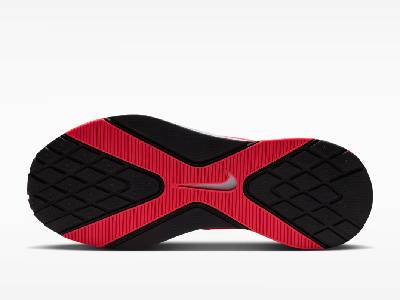 Изглед отдолу на подметката на маратонка Nike Hybrid RN с ромбовиден грайфер, яркочервен ексообразен акцент и малко сиво лого в средата. 
