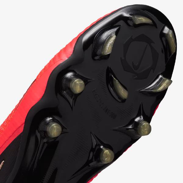 Червено-черна футболна бутонка Nike Phantom 6 без връзки &ndash; детайлен изглед към бутоните