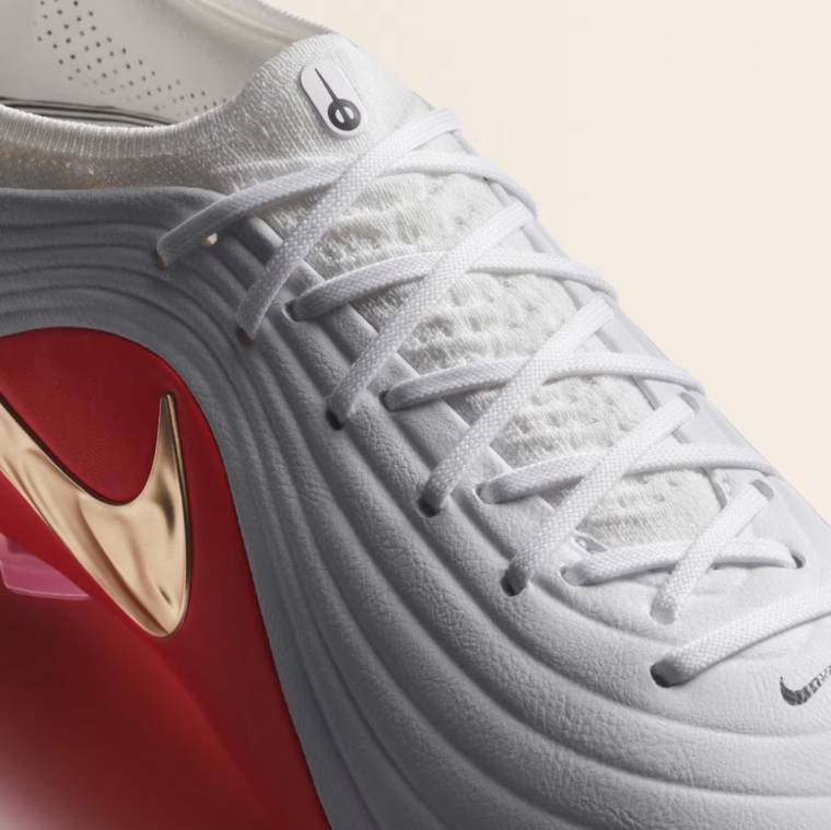 Бяла футболна обувка Nike Tiempo Maestro Elite FG със златисто лого и червен детайл.
