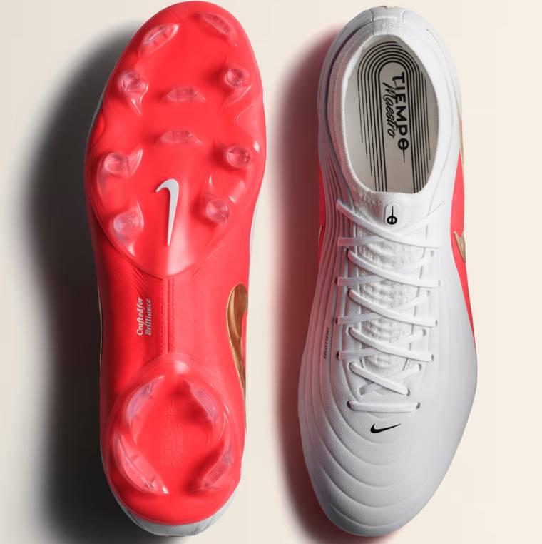 Бели футболни обувки Nike Tiempo Maestro Elite FG със златисто лого и червен детайл - изглед отгоре към горната част и подметката.