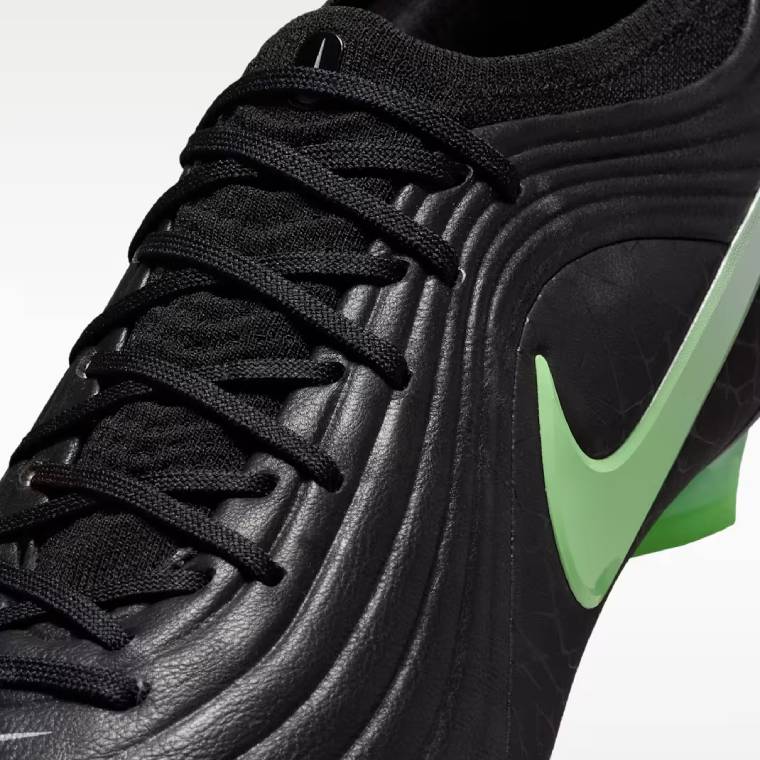Детайлен изглед  към горната част на Nike Tiempo Maestro Elite FG в черен цвят със зелени детайли.