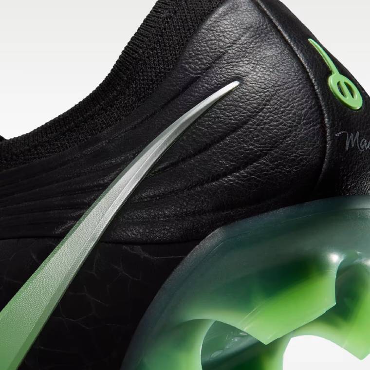Детайлен изглед  към средната част на Nike Tiempo Maestro Elite FG в черен цвят със зелени детайли.