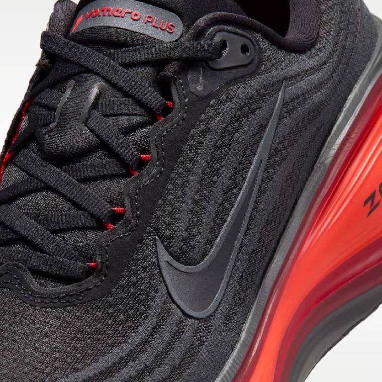 Мъжки маратонки Nike Vomero Plus в черно с червени акценти, изглед към горната част
