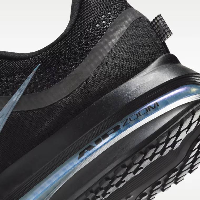 Мъжки маратонки Nike Pegasus Premium в черно и синьо с дебела омекотяваща подметка, детайлен страничен изглед към междинната подметка и подметката